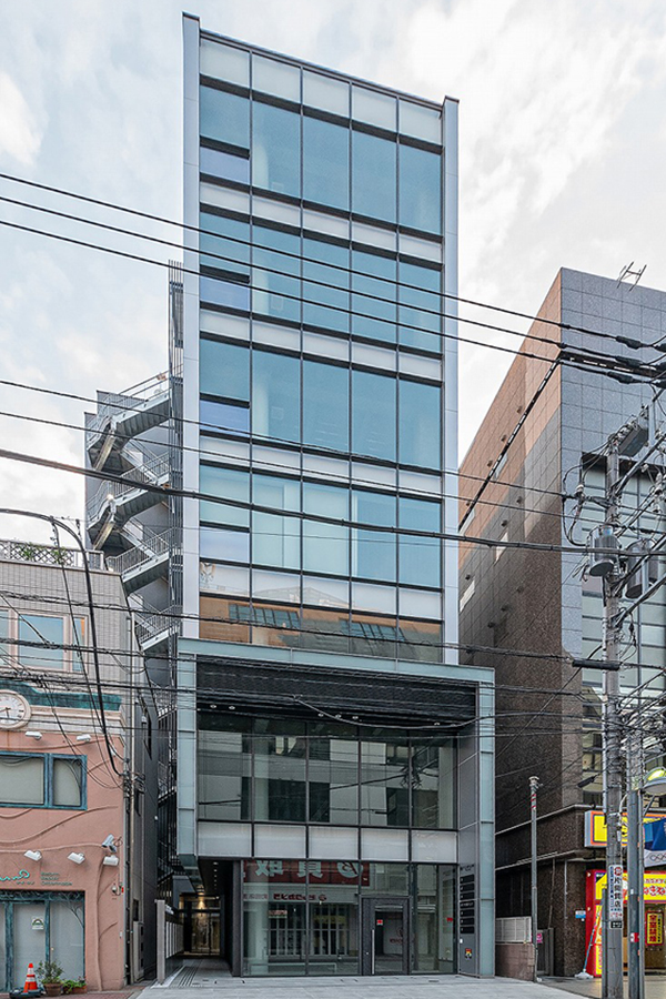 小田急線「町田」駅徒歩4分。原町田商店街内・鎌倉街道沿いの複合商業ビル（2021年1月竣工。7階建）